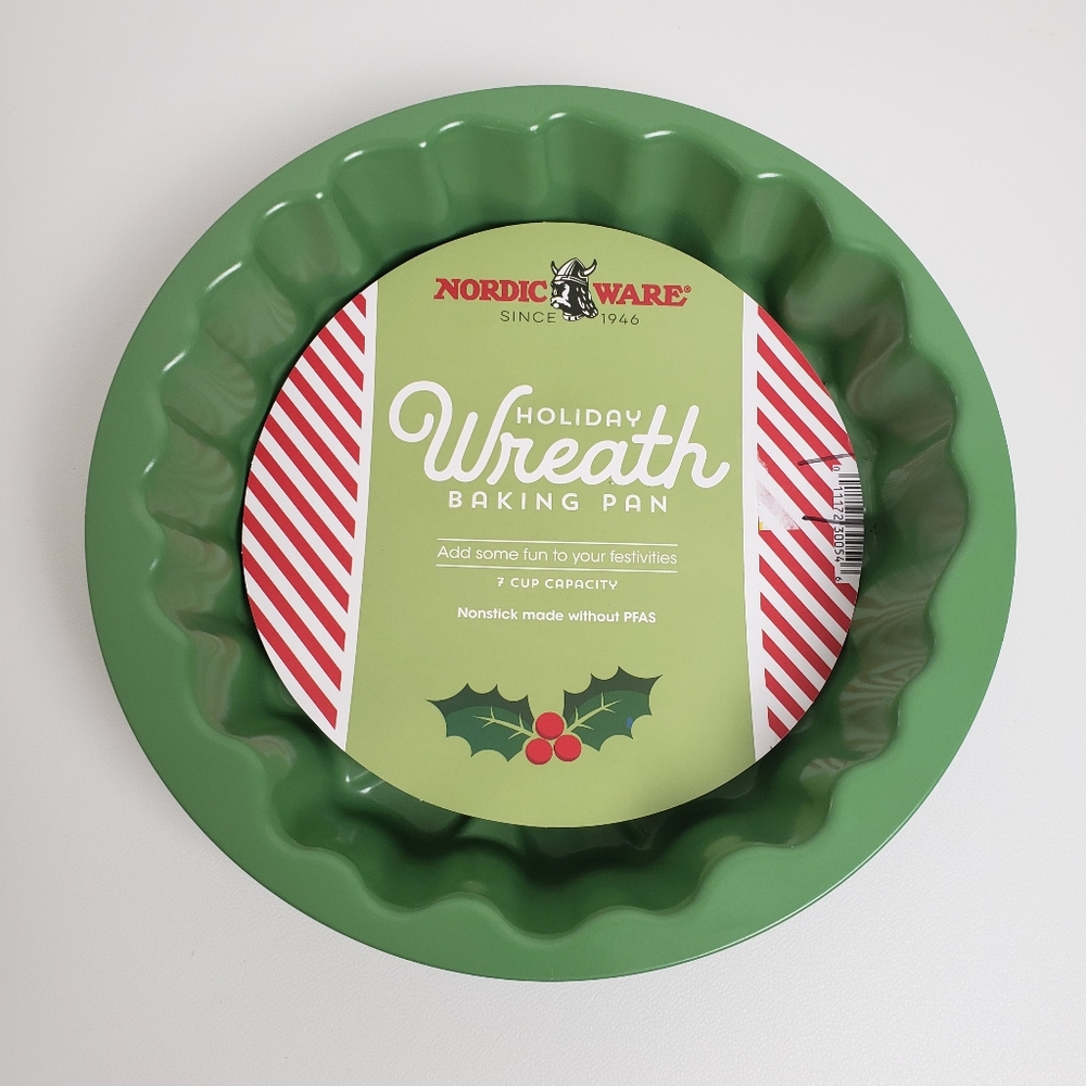 Nordic Ware Holiday Wreath Baking Pan 7 Cup Non-stick Christmas Festive *NEW*